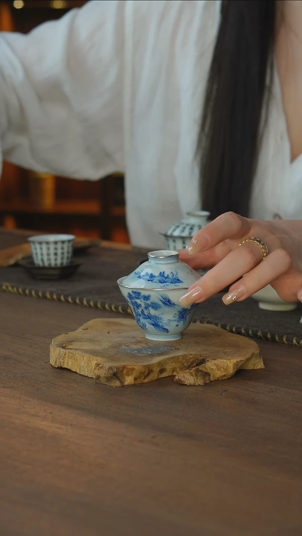包银青花山水葫芦盖碗.