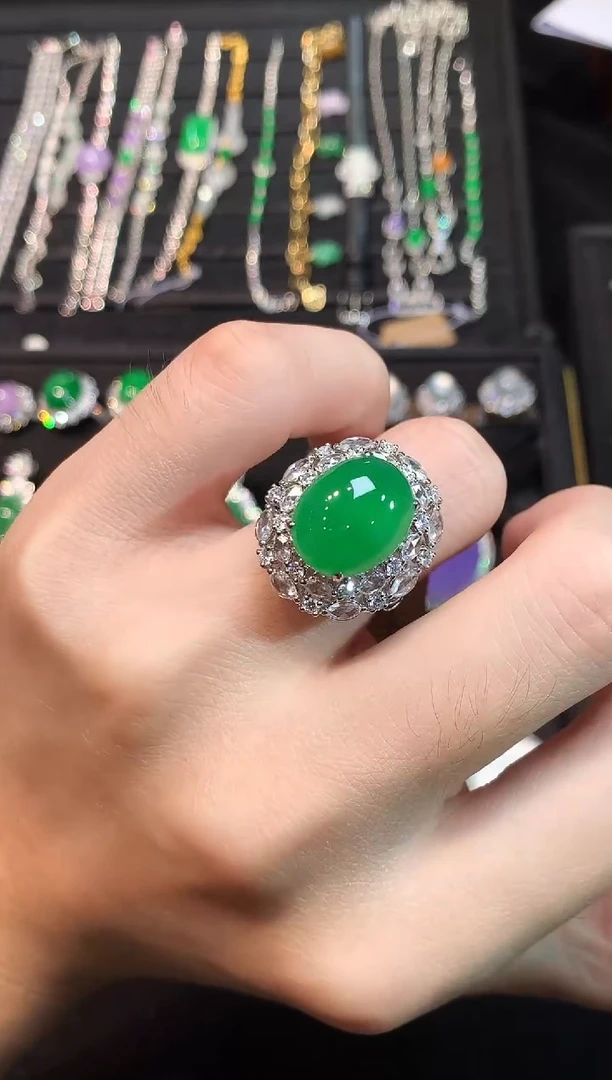 18K金镶嵌戒指翡翠高冰正阳满绿大蛋面戒指