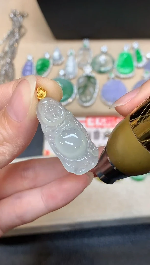 颈饰18K金镶嵌翡翠站佛【无服务费