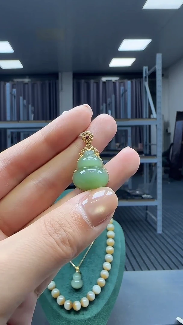 18K金镶嵌和田玉挂件1