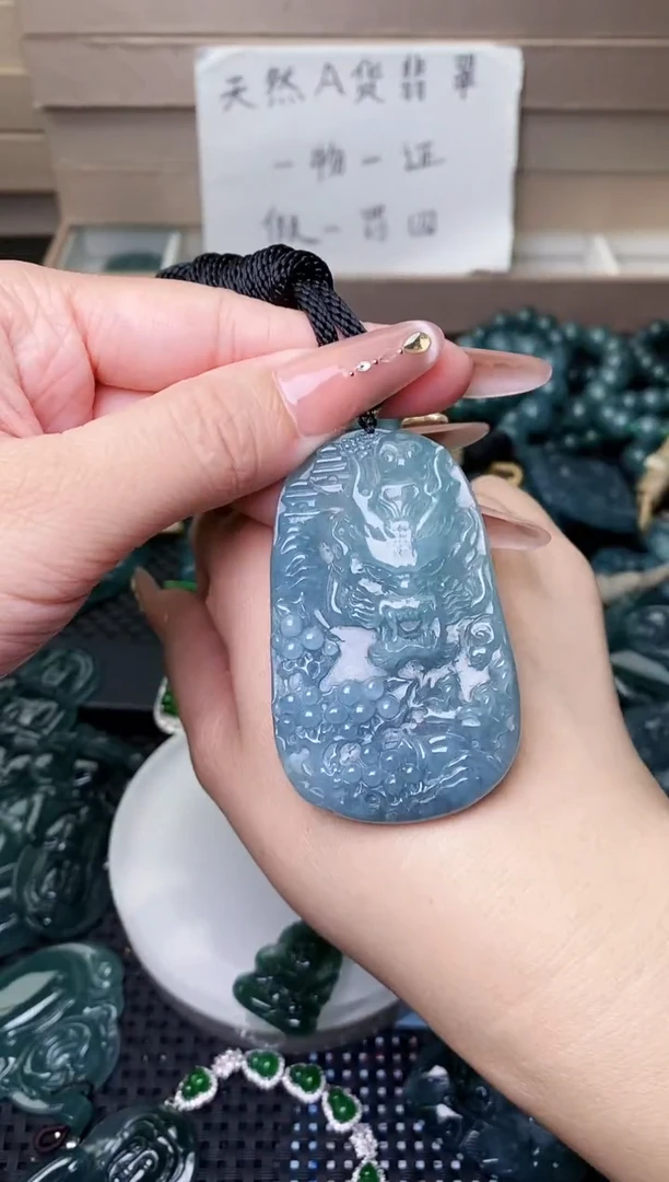 颈饰未镶嵌翡翠