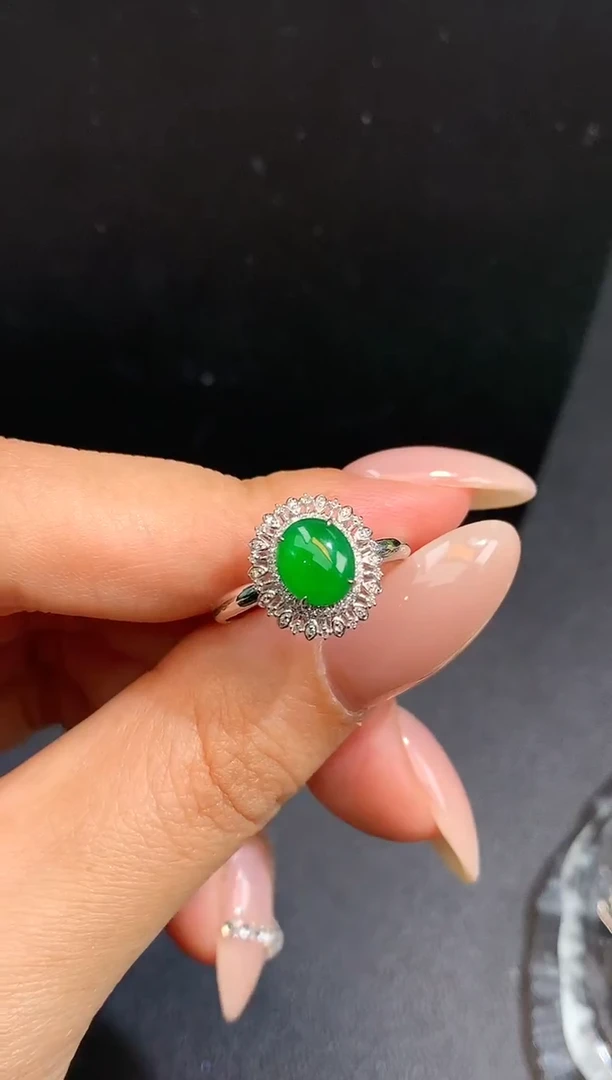 颈饰18K金镶嵌翡翠戒指