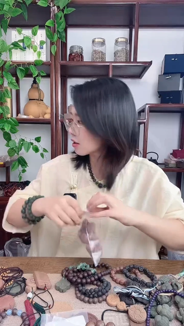 泥塑红麝香方的小象手串