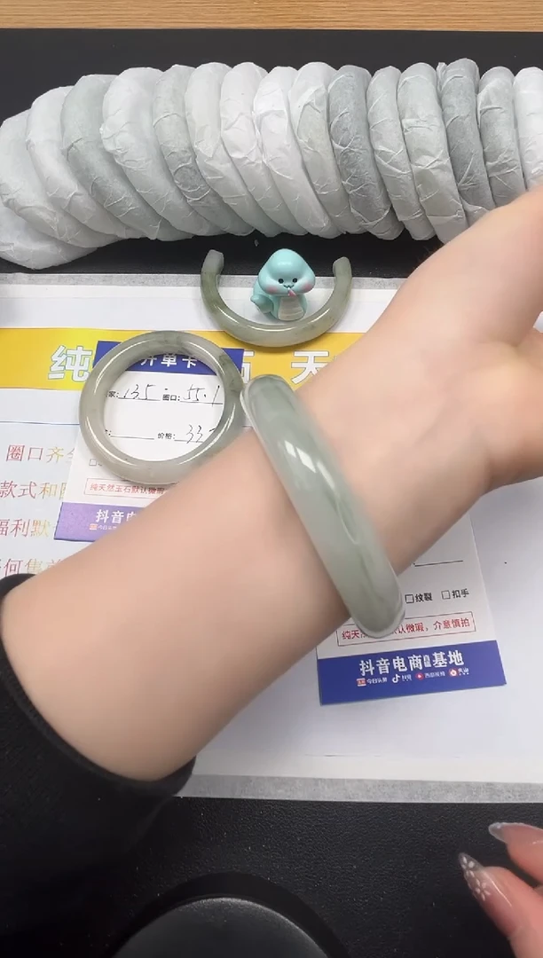 【闪购商品】石英质玉手镯未镶嵌136-62.5