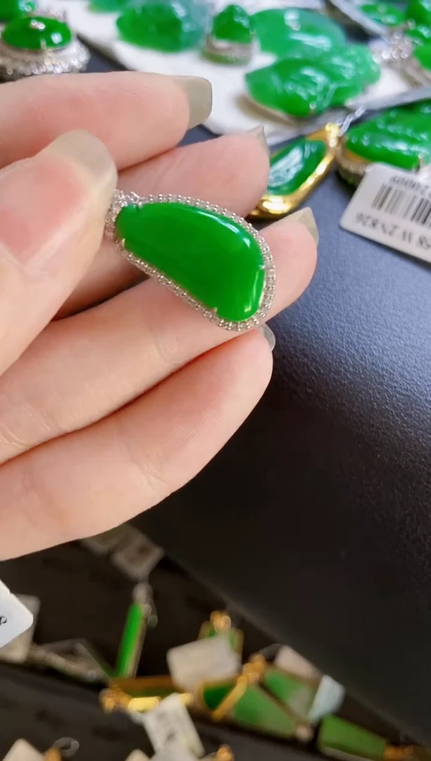 翡翠18K金镶嵌颈饰瓜