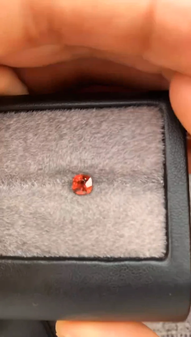 未镶嵌裸石定制尖晶石枕型 橙色调 0.67ct