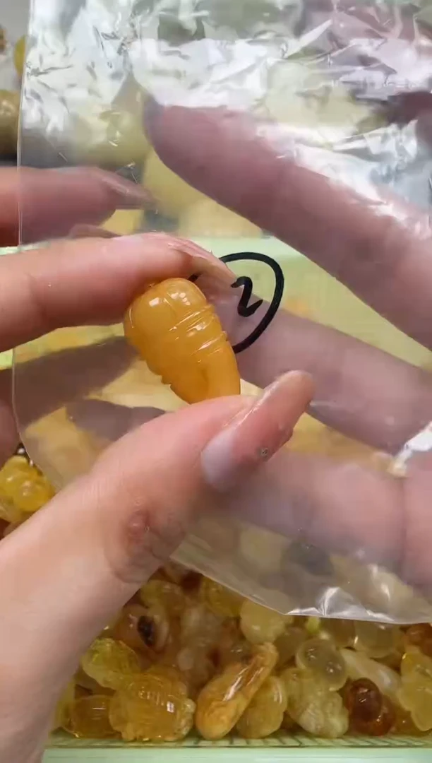 未镶嵌琥珀裸石如图