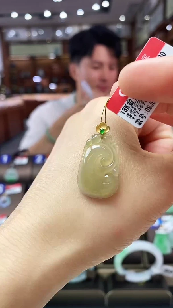颈饰18K金镶嵌翡翠如意