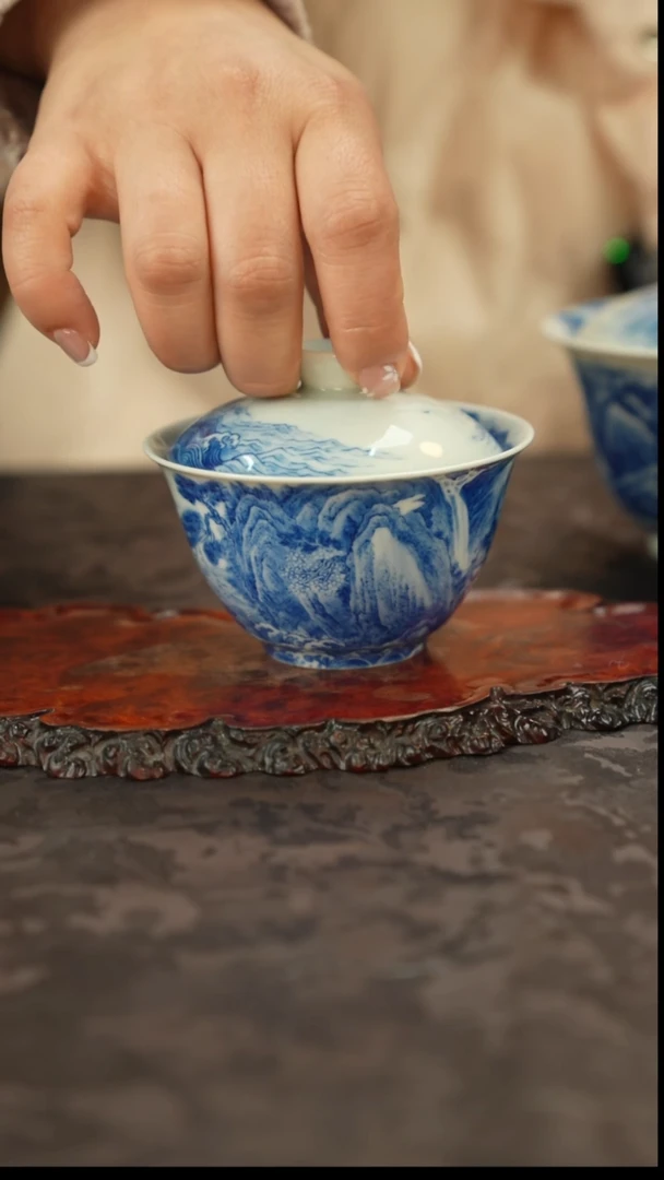 青花手绘山水海浪盖碗