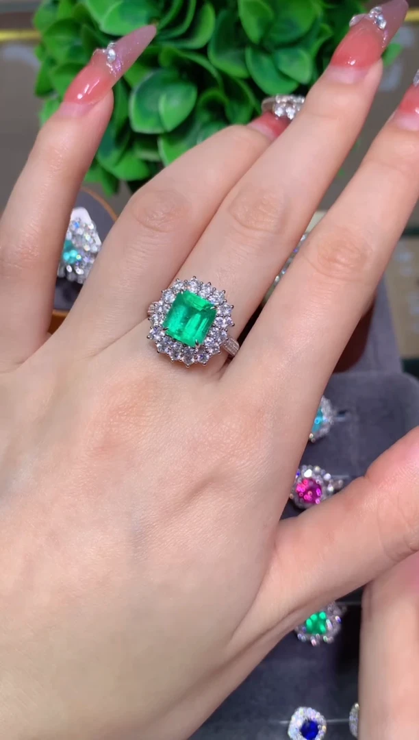 18K金镶嵌戒指祖母绿2.68CT