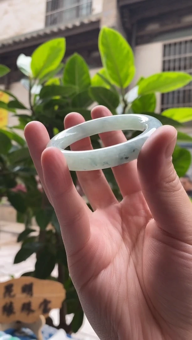 翡翠手镯（圆镯）未镶嵌56圆条赠送一块如意
