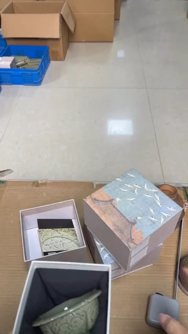 陶瓷纯手工秘色出筋葵口刻花压手杯（一个）纹饰随机发