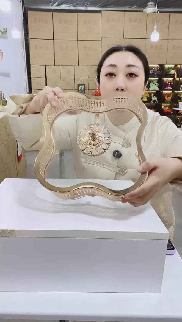 大号金色首饰盒一个