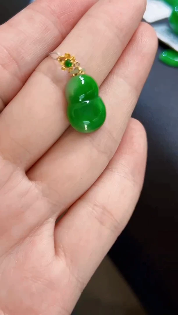 颈饰18K金镶嵌翡翠葫芦