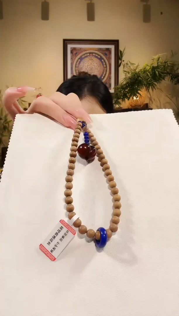 血珀颈饰未镶嵌老山檀