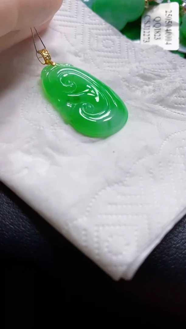 翡翠18K金镶嵌颈饰如意