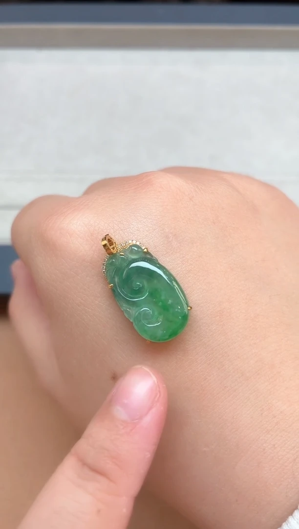 颈饰18K金镶嵌翡翠挂件