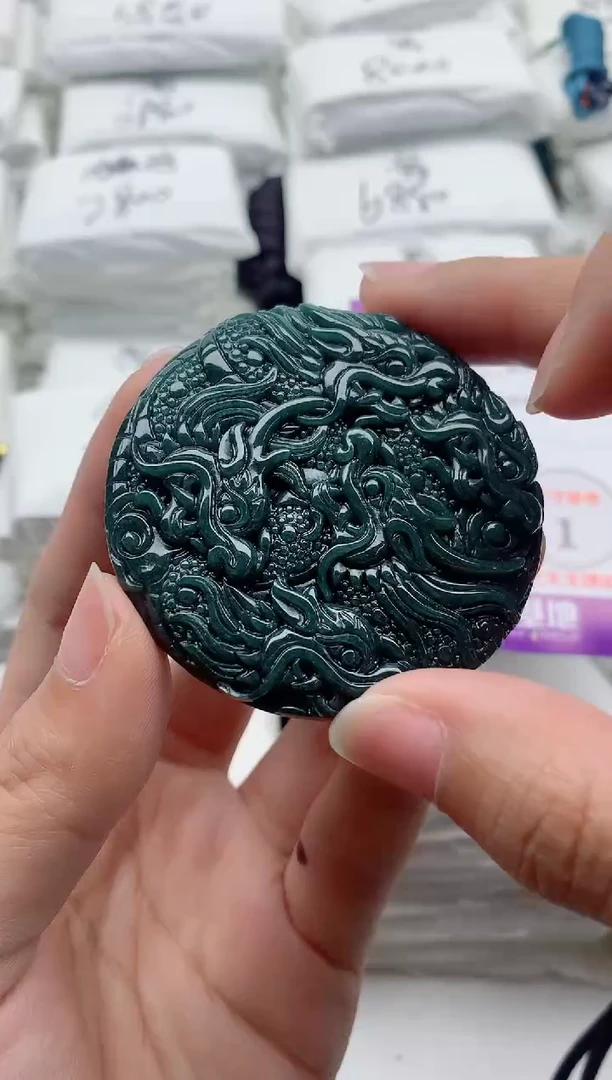 翡翠未镶嵌颈饰·