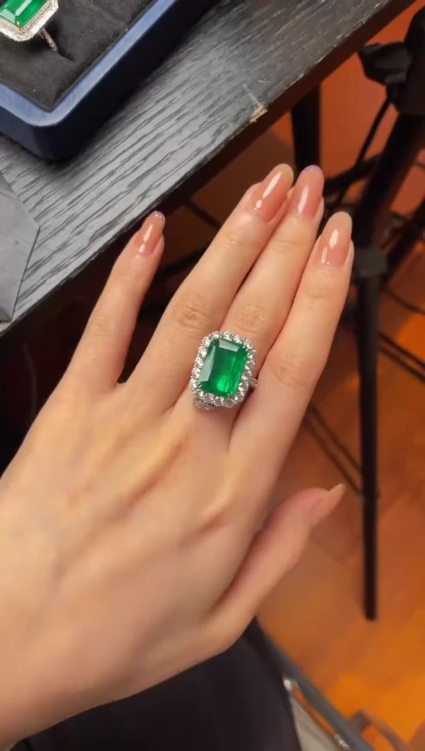 祖母绿戒指18K金镶嵌7.2克拉 沃顿 微油（尾款）