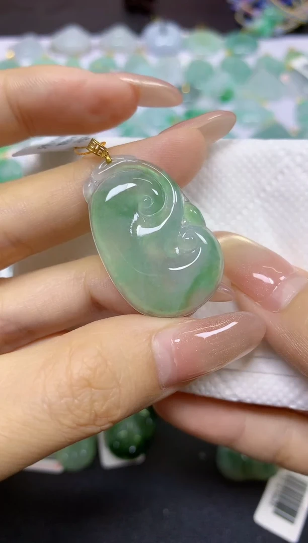 颈饰18K金镶嵌翡翠天然翡翠A货
