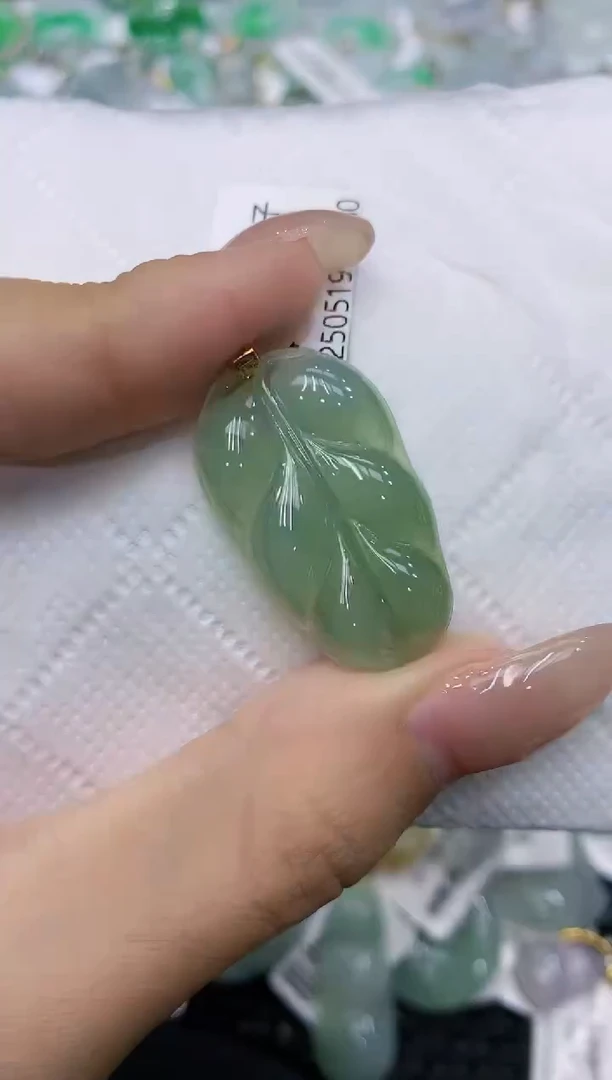 翡翠18K金镶嵌颈饰111111111111