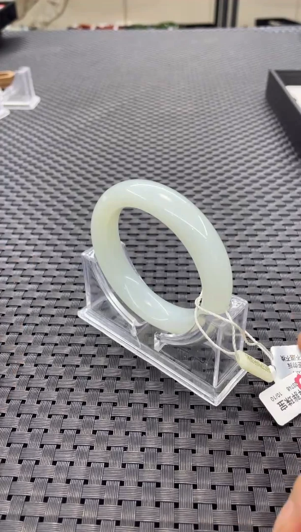 未镶嵌手镯和田玉蝴*兰一条55+多样性发一件）Z0748