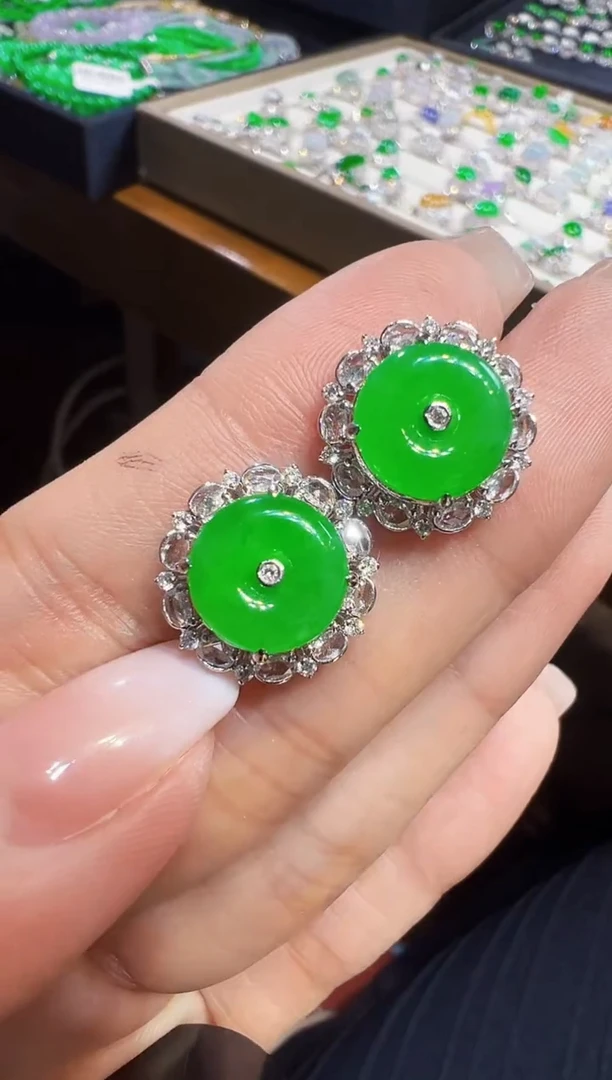 18K金镶嵌翡翠耳饰平安扣