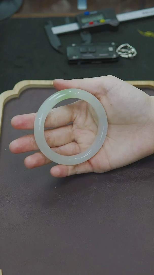 未镶嵌手镯和田玉55圈口正装白底翠