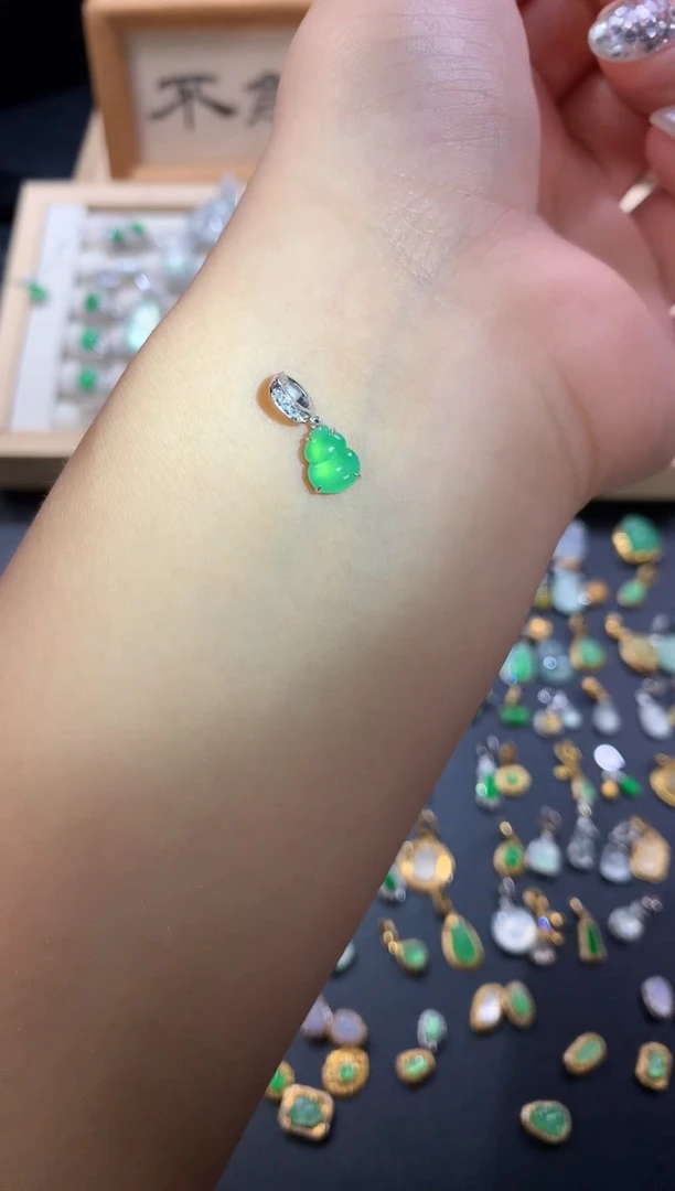 颈饰18K金镶嵌翡翠重金木那绿葫芦
