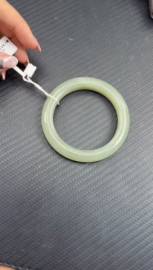 和田玉手镯未镶嵌且末近矿微色差青白54+手镯