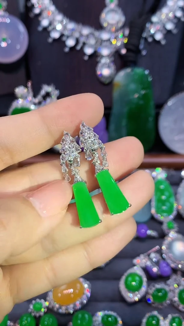 18K金镶嵌翡翠耳饰耳包