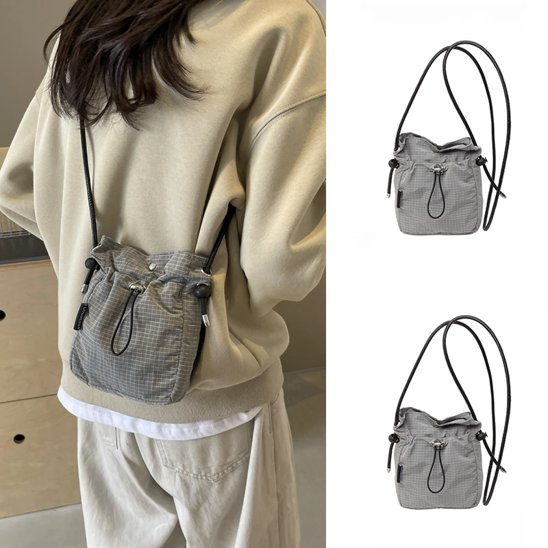 春夏季尼龙帆布包超火小包包女2025新款百搭休闲斜挎包水桶包