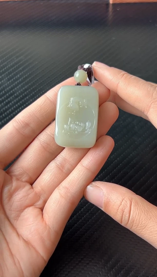 吊坠(赠链)未镶嵌和田玉 且末微色差近矿吊坠k