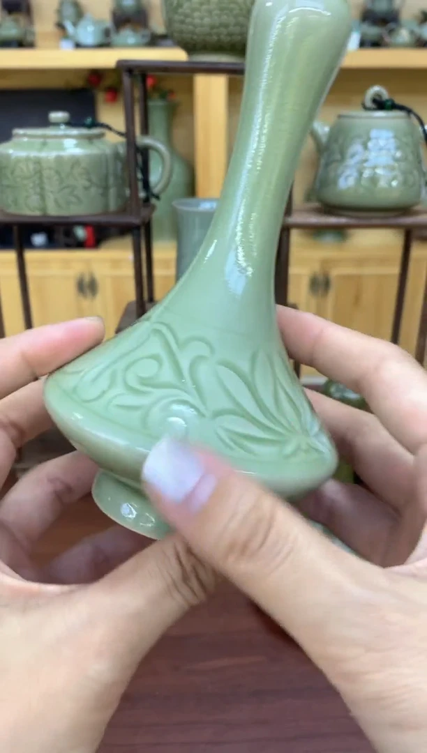 瓷片091509 手工刻花莲纹蒜头瓶 花器 微瑕处理