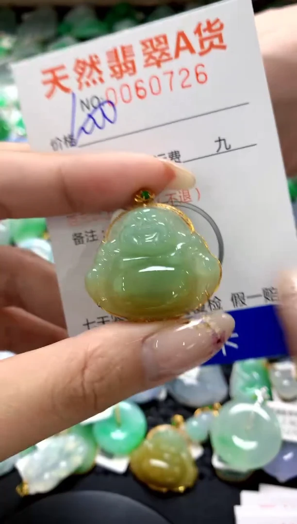 翡翠18K金镶嵌颈饰1111111111111111