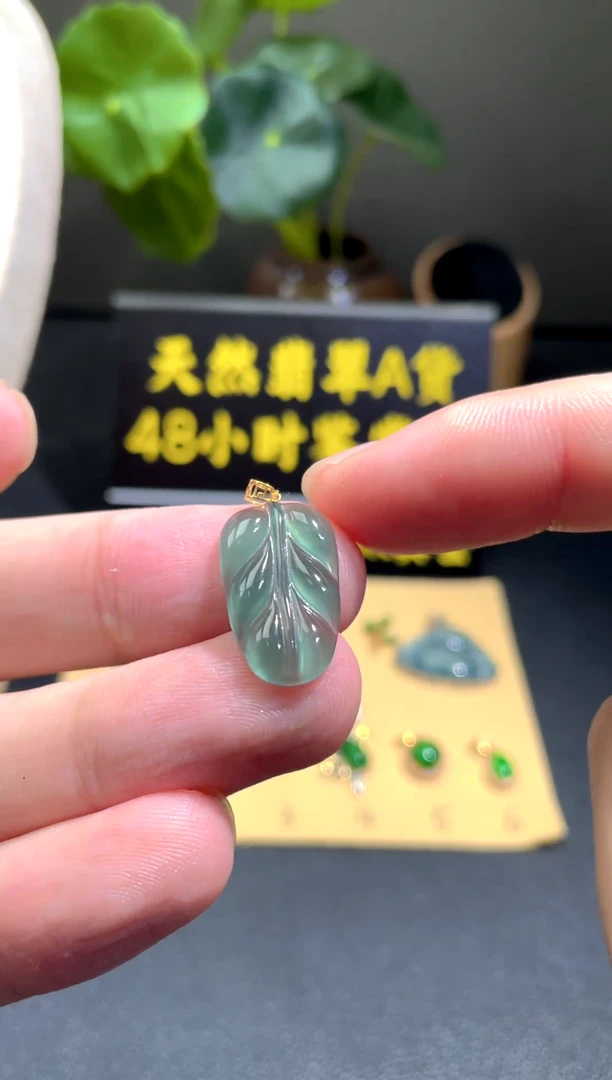 颈饰18K金镶嵌翡翠翡翠A货1