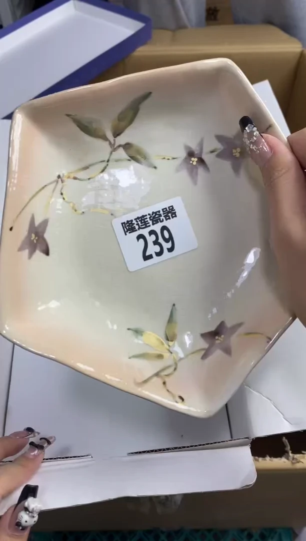 【闪购商品】瓷片隆莲瓷器欢迎大家