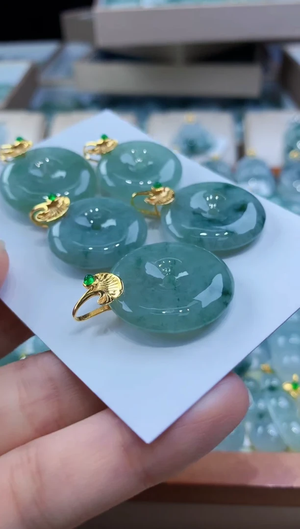 翡翠未镶嵌颈饰多样性发其一件