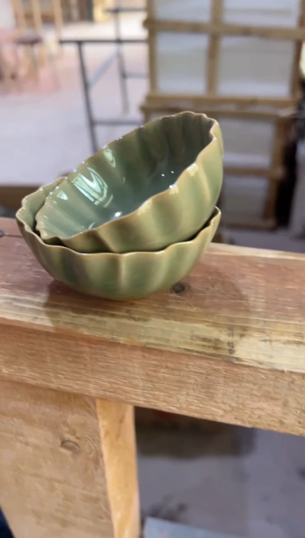 耀州窑青瓷多花口折楞主人杯一对