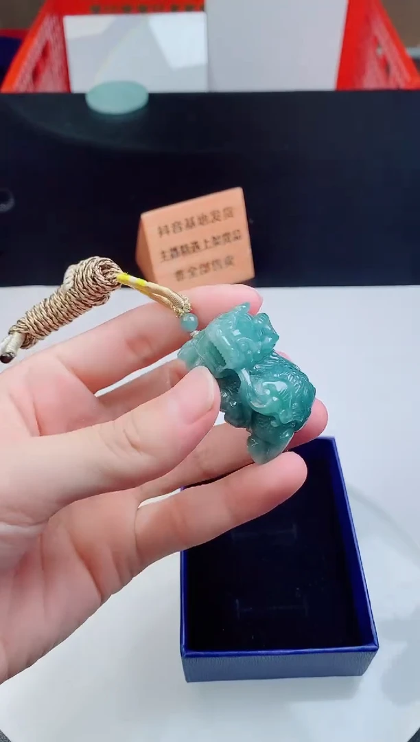 颈饰未镶嵌翡翠  `