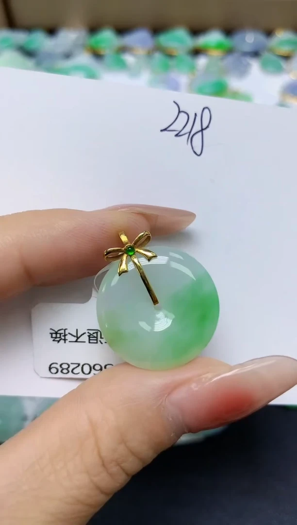 翡翠18K金镶嵌颈饰 天然缅甸翡翠A货