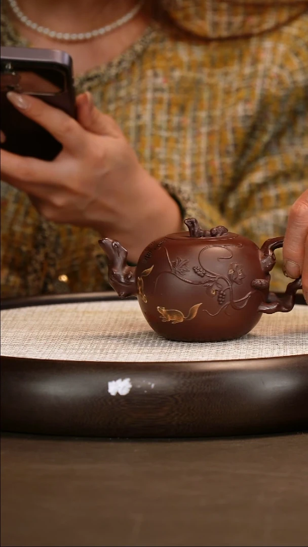 茶壶紫砂【朱持平】甲级紫泥 松鼠葡萄  290cc