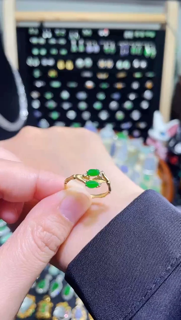 颈饰18K金镶嵌翡翠高冰满绿随行竹节戒