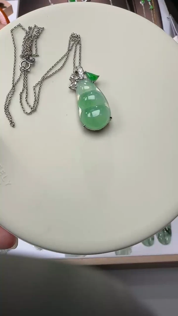 翡翠18K金镶嵌颈饰福豆