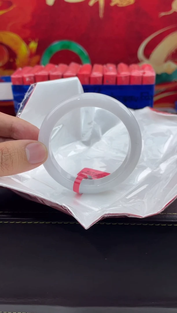 【闪购商品】翡翠手镯未镶嵌18翡翠手镯（微瑕）