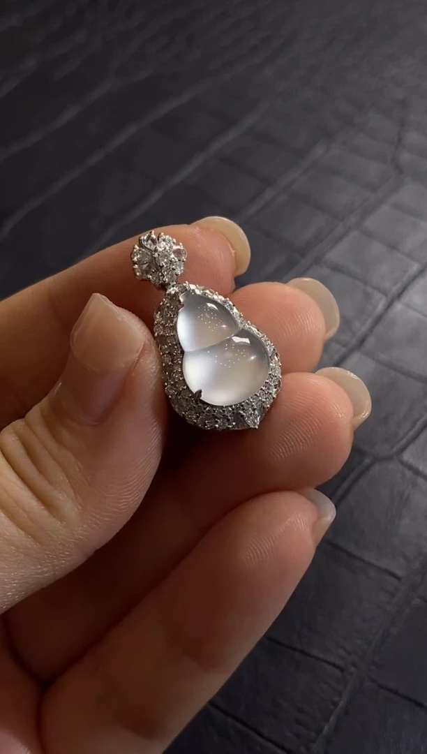 颈饰18K金镶嵌翡翠收到货48小时鉴赏期（超时不退不换）