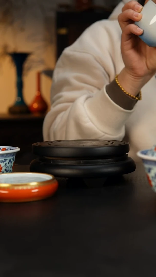 T****）白地矾红锦鲤缸杯