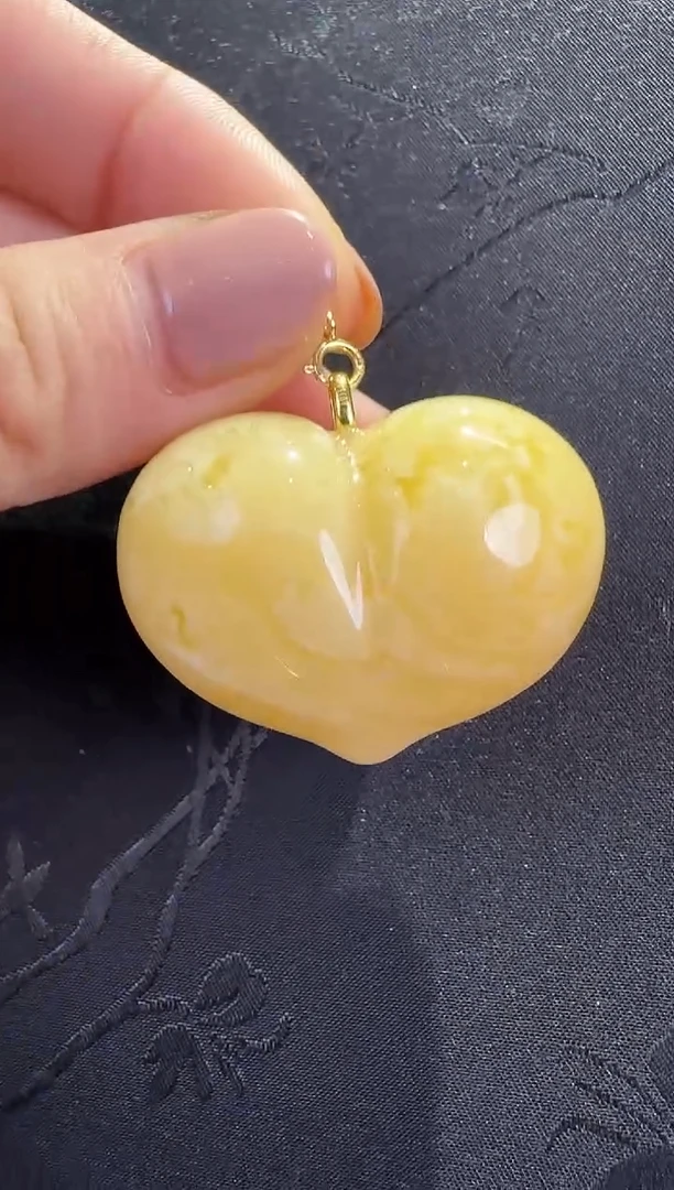 蜜蜡颈饰18K金镶嵌爱心吊坠