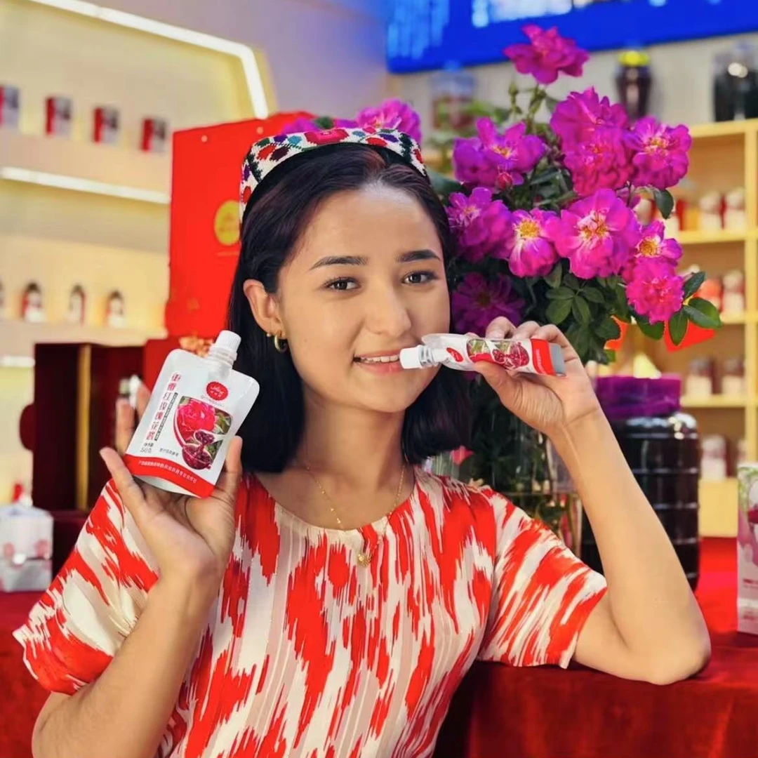 于田沙漠玫瑰制成的琼古丽重瓣玫瑰花酱小袋