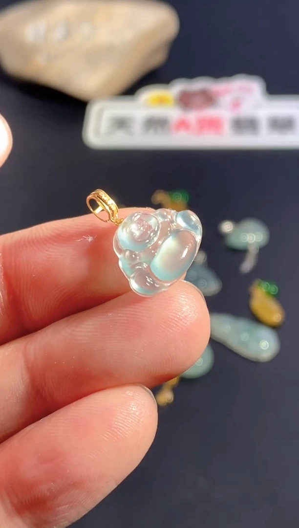 颈饰18K金镶嵌翡翠